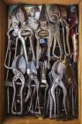 Коробка старых ржавых металлических ножниц — стоковое фото