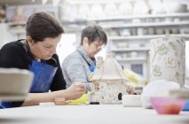 Женщины в мастерской керамики — стоковое фото