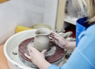 Donna che utilizza una ruota di ceramica — Foto stock