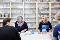 Женщины, работающие в мастерской керамики — стоковое фото