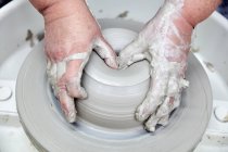 Persona che utilizza la ruota in ceramica — Foto stock