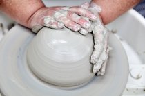 Personne utilisant la roue de poterie — Photo de stock