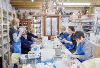 Persone in laboratorio di ceramica — Foto stock