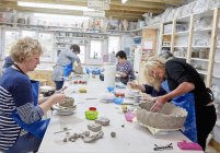 Женщин в мастерской керамики — стоковое фото