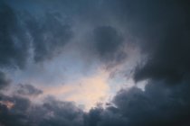 Nuages orageux dans le ciel. — Photo de stock