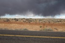 Дорога через пустыню — стоковое фото