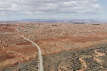Пустыня и дорога через равнину . — стоковое фото