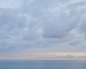 Horizon, nuages dans le ciel — Photo de stock