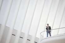 Person steht allein im Atrium — Stockfoto