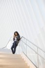 Женщина, стоящая на лестнице — стоковое фото