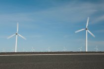Вітрові турбіни, високі білі вежі — стокове фото