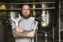 Человек копает в пивоварне — стоковое фото