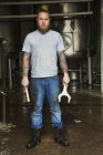 Uomo standig in un birrificio — Foto stock