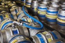 Fusti di birra di metallo in fase di riempimento — Foto stock