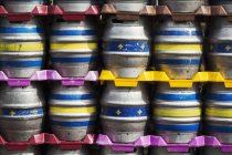 Pilhas de barris de cerveja de metal — Fotografia de Stock