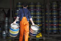 Homem trabalhando na cervejaria — Fotografia de Stock