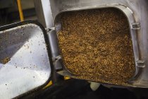Chaleira que contenha cereais usados — Fotografia de Stock