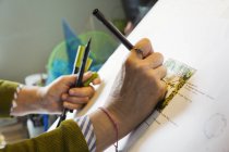 Жінка малює з верстатом — стокове фото