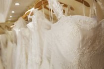 Ряды свадебных платьев на выставке — стоковое фото