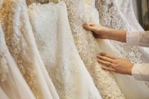 Righe di abiti da sposa in mostra — Foto stock