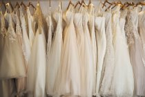 Linhas de vestidos de casamento em exposição — Fotografia de Stock
