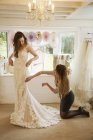 Noiva selecionando seu vestido — Fotografia de Stock