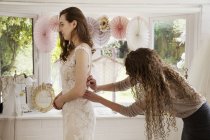 Mariée en sélectionnant sa robe — Photo de stock