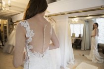 Donna in abito da sposa bianco — Foto stock