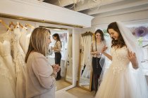 Braut probiert Kleid an — Stockfoto