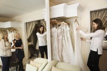 Женщины в магазине свадебных платьев — стоковое фото