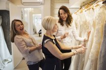Femmes dans la boutique de robe de mariée — Photo de stock