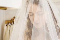 Женщина примеряет на себя свадебное платье — стоковое фото