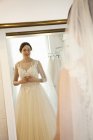 Femme dans une robe de mariée — Photo de stock