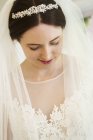 Mariée dans sa robe de mariée — Photo de stock