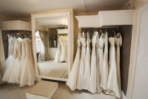 Linhas de vestidos de casamento em exposição — Fotografia de Stock