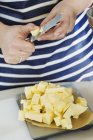 Pessoa que corta manteiga — Fotografia de Stock