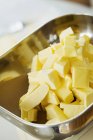 Pedaços de manteiga em prato de metal . — Fotografia de Stock