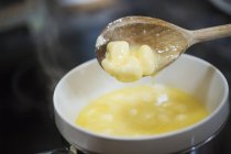 Butter tropft vom Kochlöffel — Stockfoto