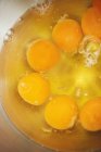 Tuorli d'uovo in ciotola di metallo — Foto stock