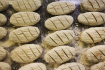 Massa de pão em forma de pães — Fotografia de Stock