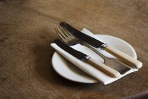 Assiette avec couteaux et fourchette — Photo de stock