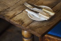 Тарелка с ножами и вилкой — стоковое фото