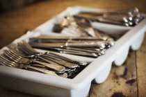 Plateau avec fourchettes et couteaux — Photo de stock