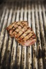 Steak auf Bratpfanne, Nahaufnahme — Stockfoto