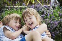 Lächelnde Jungen und Mädchen beim Roughousing — Stockfoto