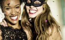 Mujeres jóvenes en la fiesta de purpurina . - foto de stock