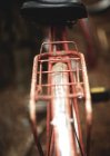 Красная велосипедная стойка . — стоковое фото