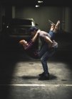 Пара танцює в підземному паркінгу — стокове фото