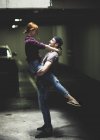 Пара танцює в підземному паркінгу — стокове фото