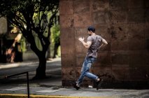 Мужчина танцует на тротуаре города
. — стоковое фото